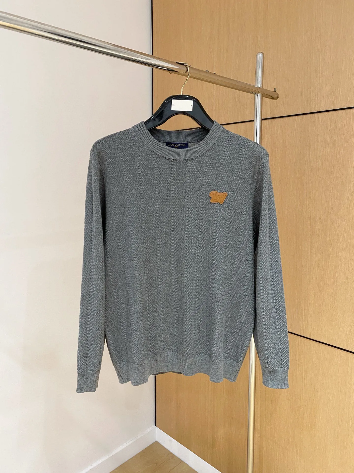 🅿️420 【LV Louis Vuitton】Autumn and winter classic round neck pullover sweater, in full condition! ! ! Wool blended fabric, the latest model in 2025, golden ratio! ! Slim-fitting soft gold, versatile and practical item, the combination and practicality are extremely powerful, simple and elegant, and classy! To create your own style, it is highly recommended to buy it in two colors. The standard slim fit tailoring process is suitable for both young and old men. It is knitted from wool and will not cause any discomfort! While keeping warm, it is stylish, textured and wearable, and the classic logo with contrasting colors on the chest feels in place! ! Recommended for regular customers! ! Size M-3XL (maximum wear: 190 pounds)